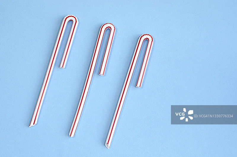 蓝色背景上的三根吸管鸟瞰图图片素材