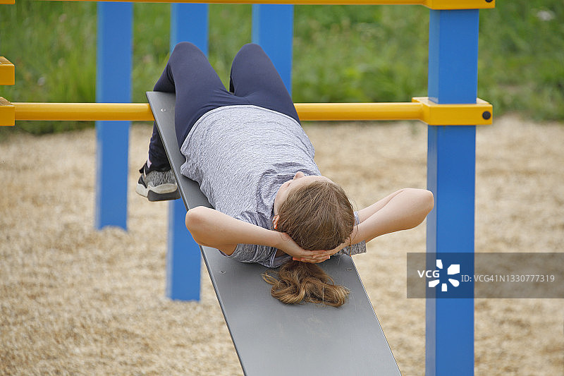 年轻女孩在锻炼图片素材