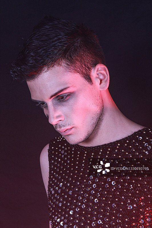 忧伤的英俊男子图片素材