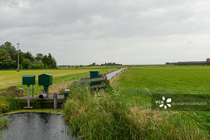 草地上的水渠和水闸图片素材