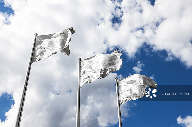 三面白色旗帜图片素材