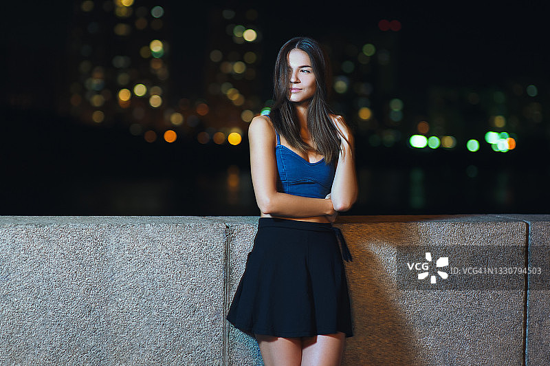 夜景背景下的迷人年轻女人图片素材