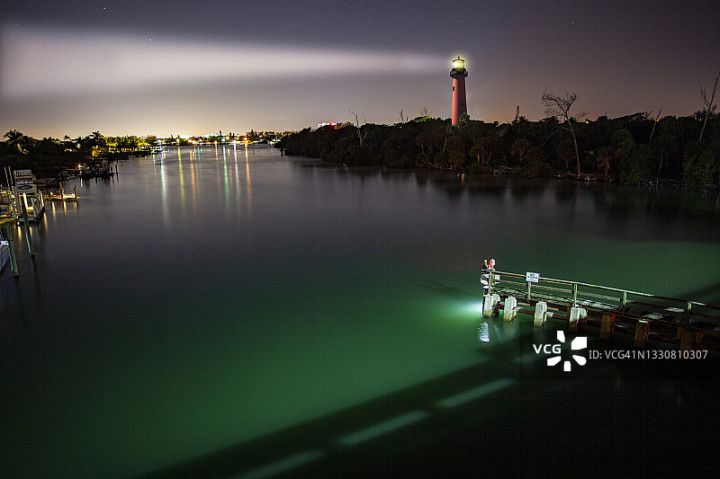 夜晚的木星灯塔和沿海水道入口图片素材