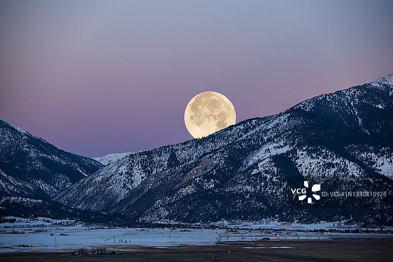 科顿伍德山口的满月图片素材
