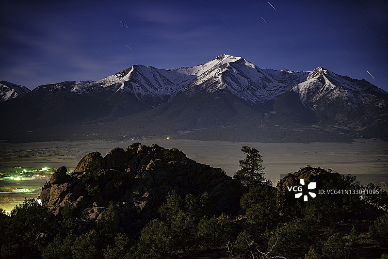 雪 capped Collegiate Peaks图片素材