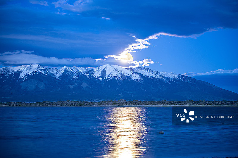 科罗拉多州布兰卡峰的落月景观图片素材