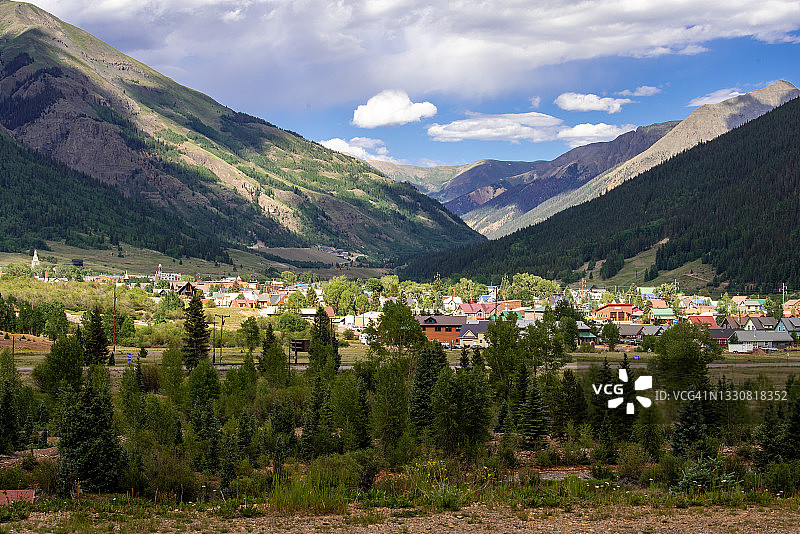 科罗拉多州锡尔弗顿小镇的圣胡安山脉城市景观图片素材
