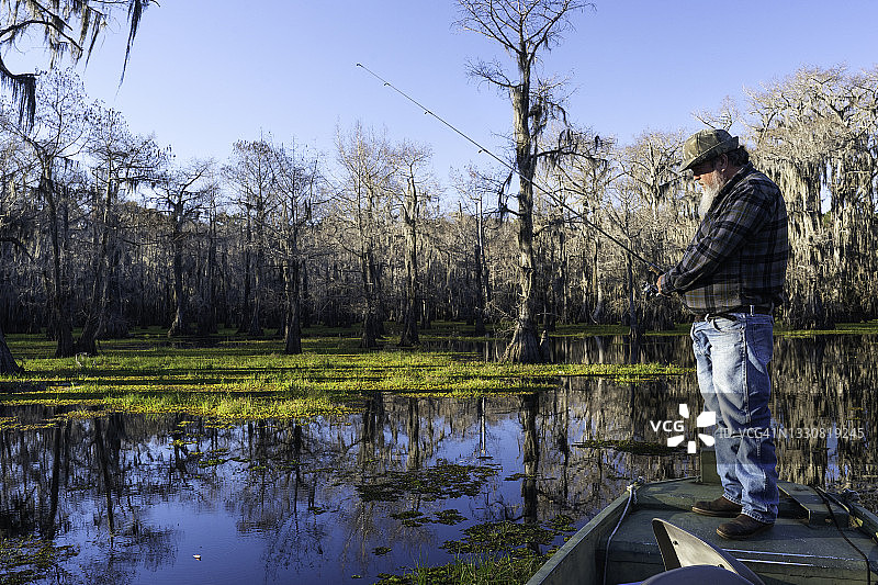 德克萨斯州卡多湖的渔夫图片素材