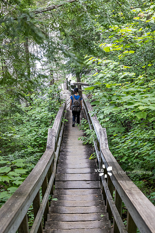 母亲和儿子在加拿大魁北克莫里西国家公园徒步旅行图片素材