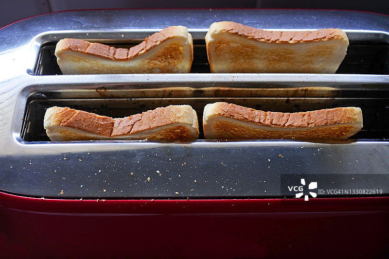 在烤面包机里烤面包图片素材