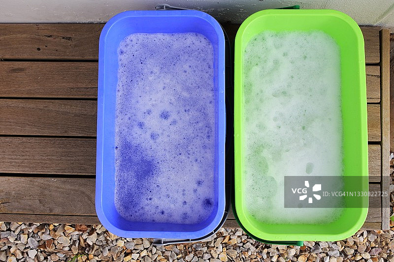 两桶水和肥皂泡图片素材