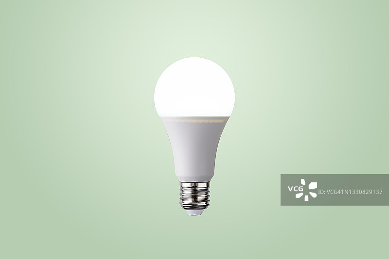 发光的LED灯泡悬浮在空中图片素材