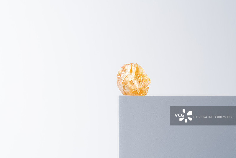 白色立方体上的黄色石英晶体图片素材