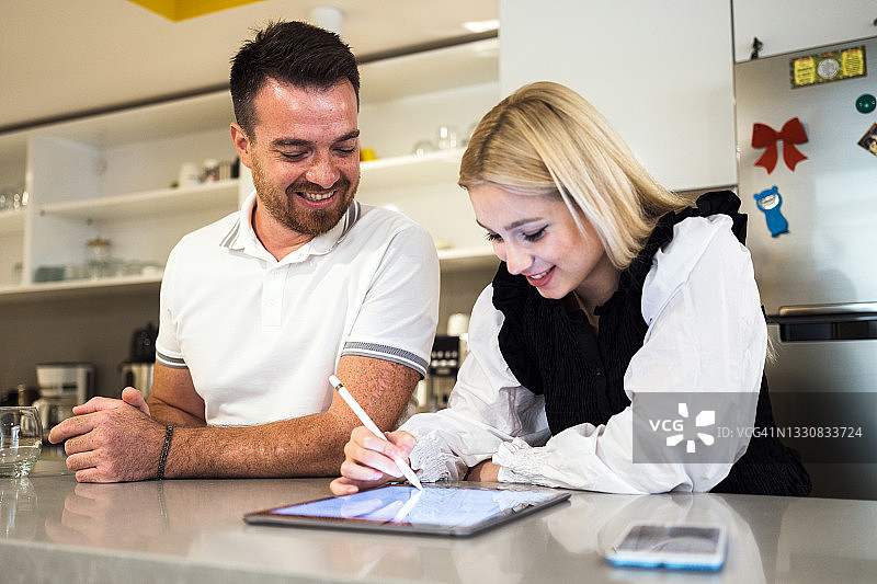 在办公室讨论项目的年轻创业者图片素材