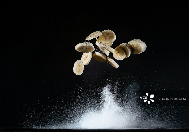 高速同步拍摄的空中飞舞的香蕉图片素材