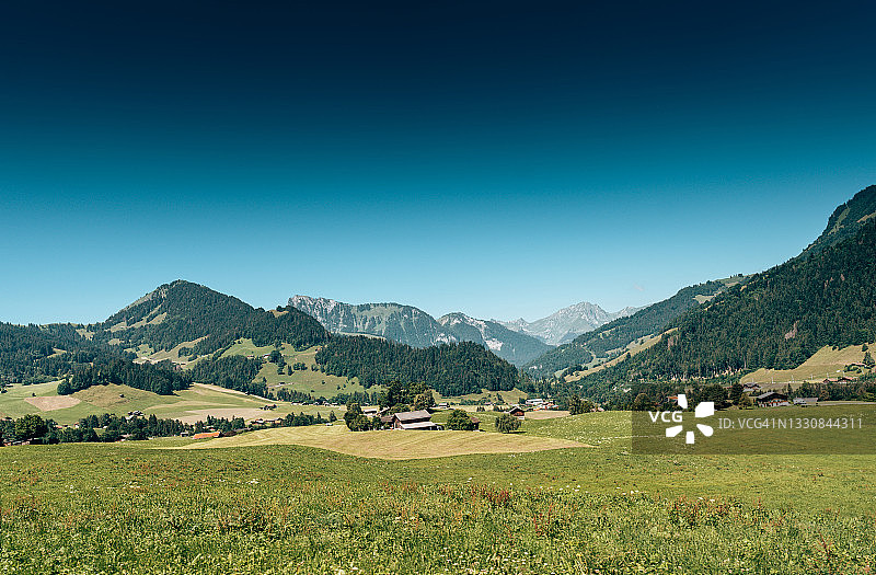 山脚下的瑞士村庄图片素材