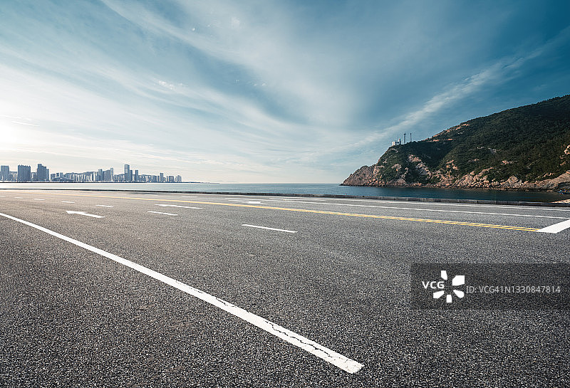 城市海岸线沿线的高速公路图片素材