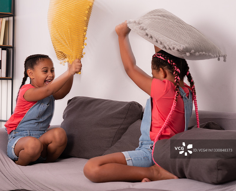 客厅沙发上的枕头大战图片素材