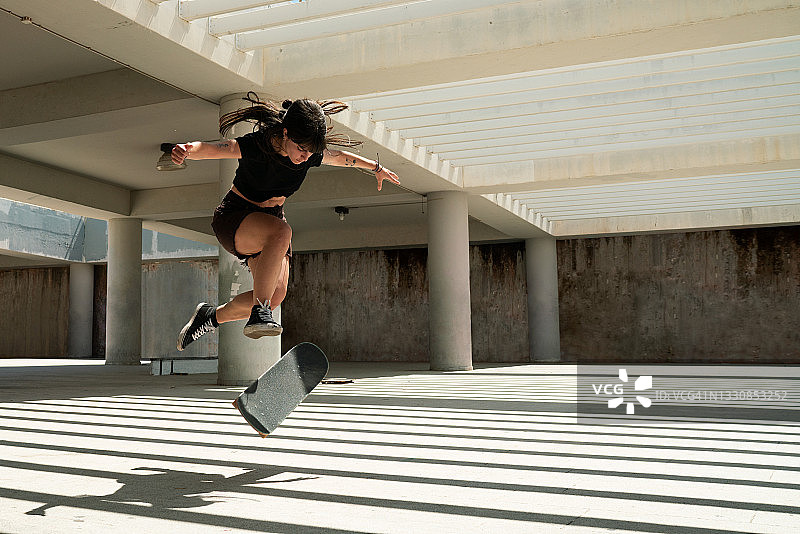 信任源于平衡——雅典的滑板运动员图片素材