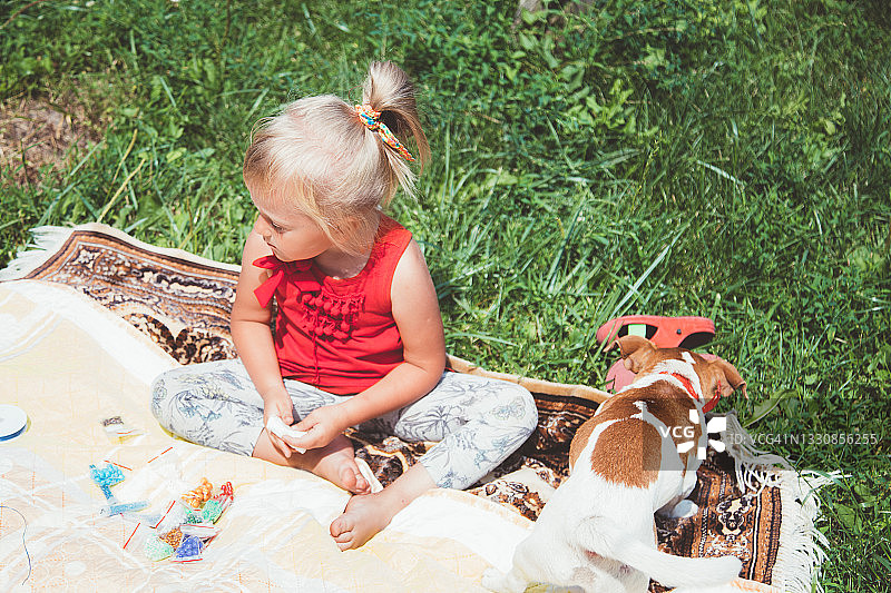 姐妹俩玩彩色珠子，制作珠宝图片素材