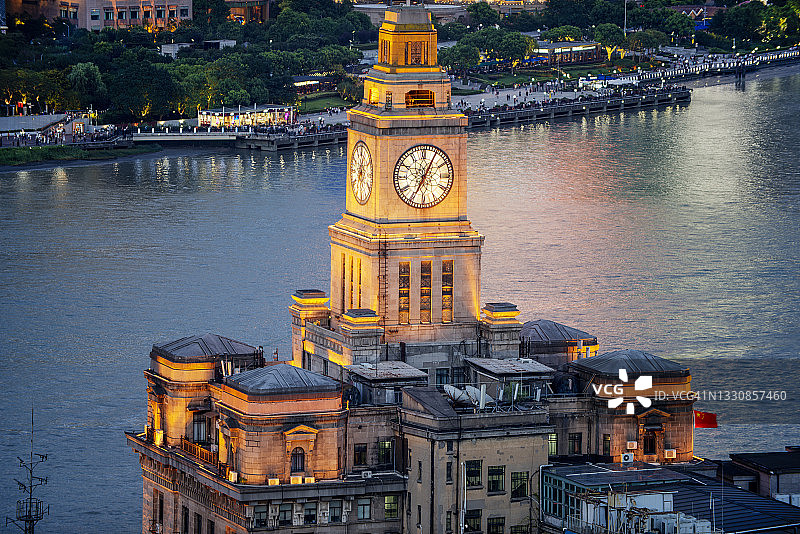 上海外滩地标性建筑：海关大楼及其钟楼图片素材