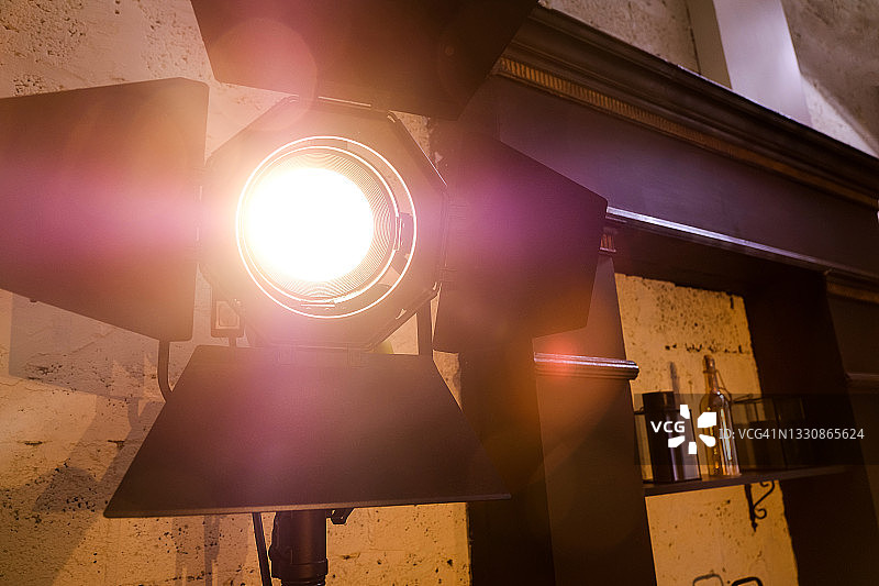 室内明亮的影棚灯光，电影灯光，开启的照明灯图片素材