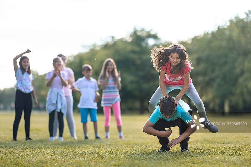 快乐的孩子们在草地上玩耍图片素材