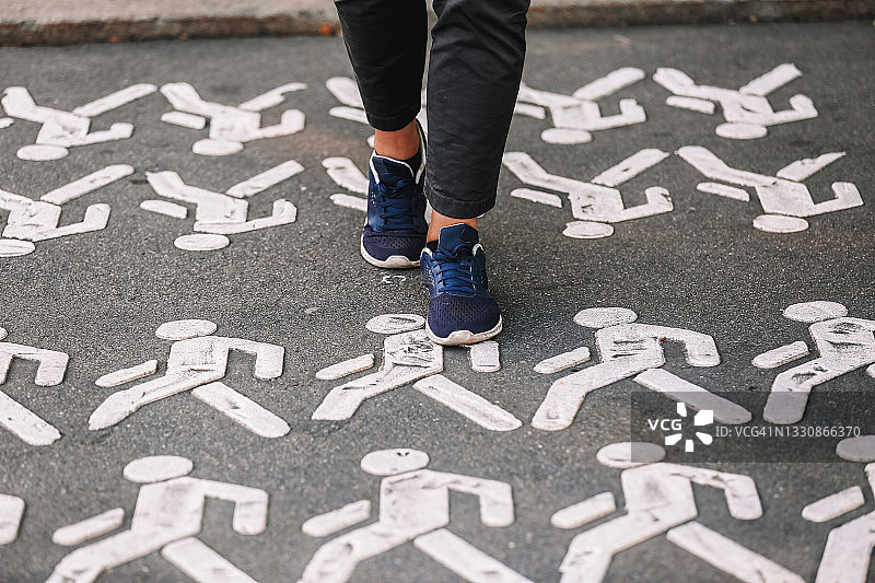 带白色人行横道标志的人行道图片素材