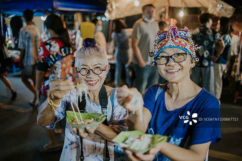 积极的老年人参加生态旅游，享用当地美食，使用可持续的环保餐具图片素材