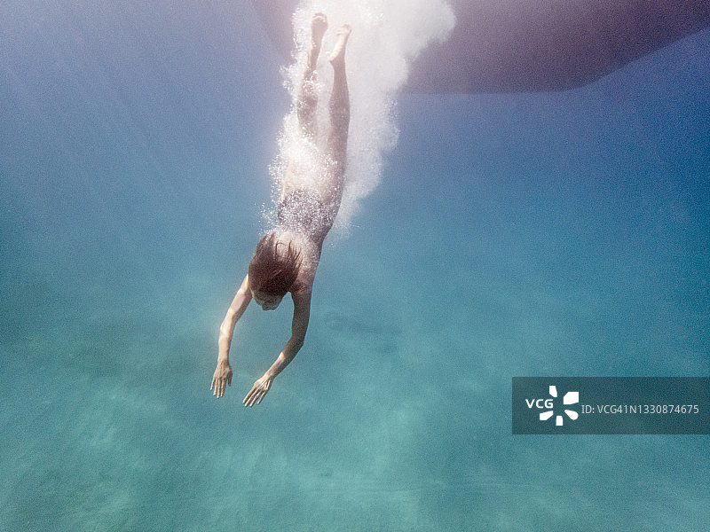 水下视角：女子潜水，气泡环绕图片素材