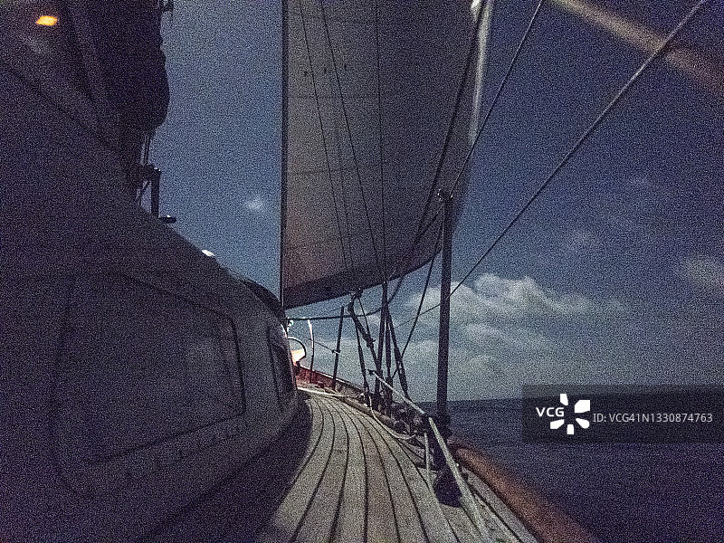 传统木制游艇甲板月光夜景图片素材