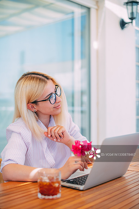 可爱的年轻女人和她的朋友进行视频通话图片素材