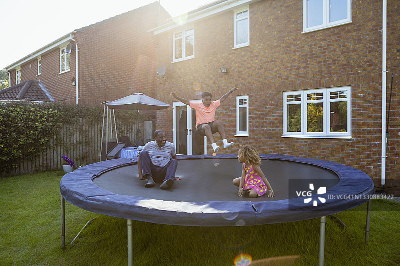 和爷爷一起过夏天图片素材