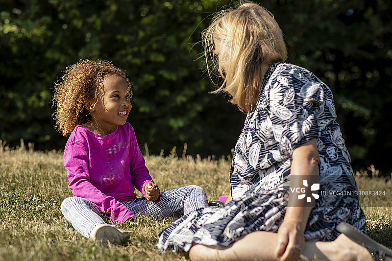 和奶奶在一起图片素材