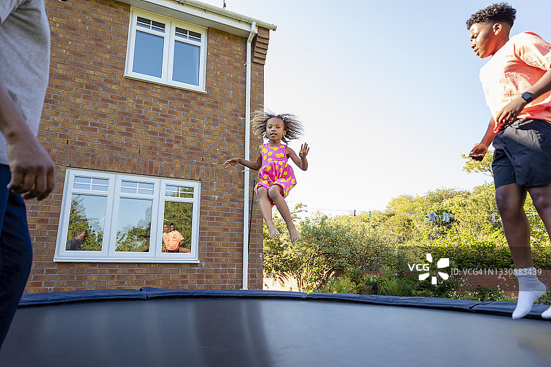 在家玩耍图片素材