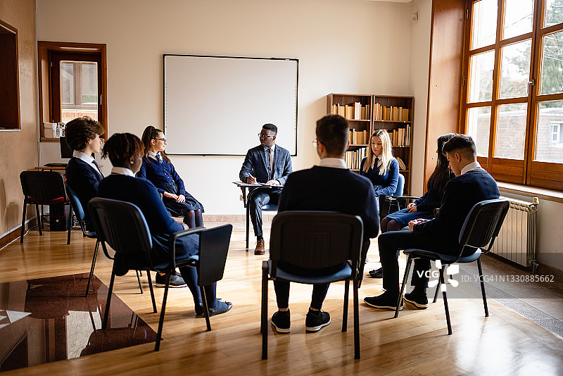 教授与学生进行团体治疗图片素材