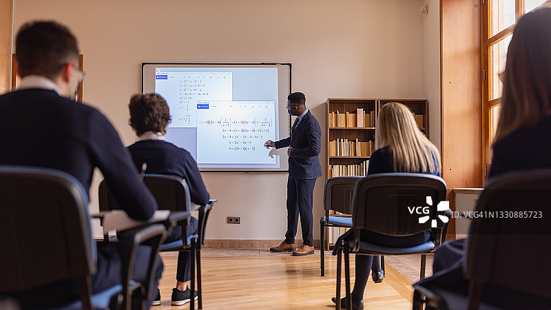 高中老师使用智能白板讲课图片素材