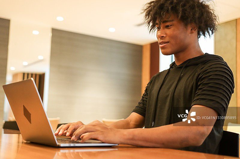 通过在线课程学习的年轻混血男子图片素材