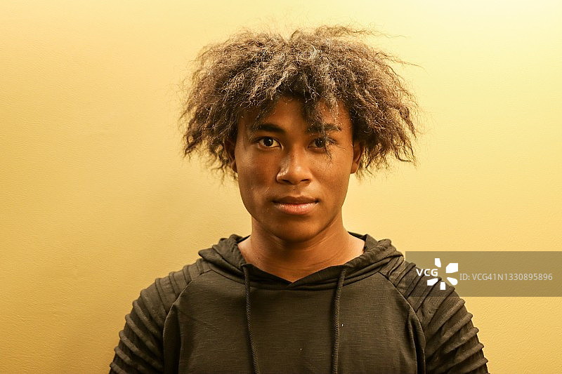 年轻混血男人肖像图片素材