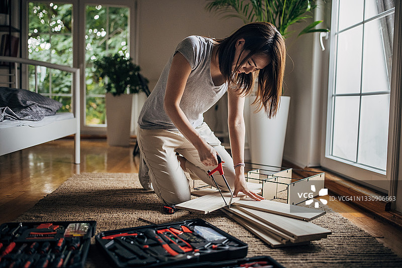 女子在家组装架子图片素材