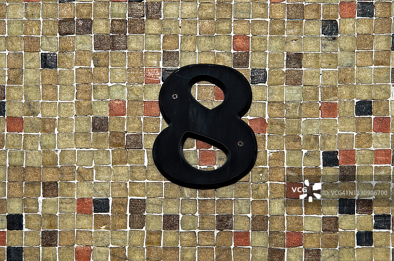 马赛克瓷砖墙上的8号街道地址图片素材