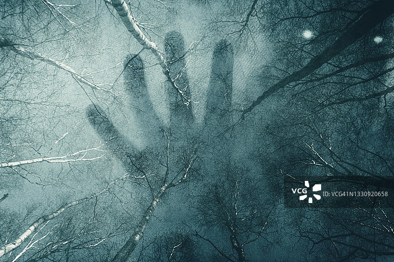 森林里发光巨人的恐怖概念图片素材