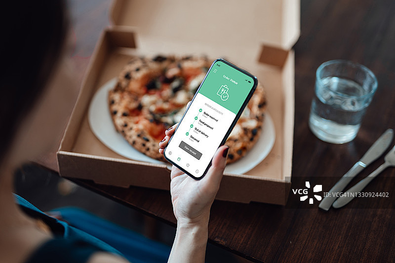 年轻女人在家享受披萨外卖图片素材