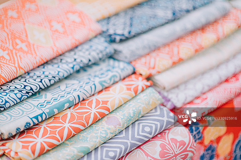 各种印花蜡染面料，马来西亚传统手绘纺织文化展示图片素材