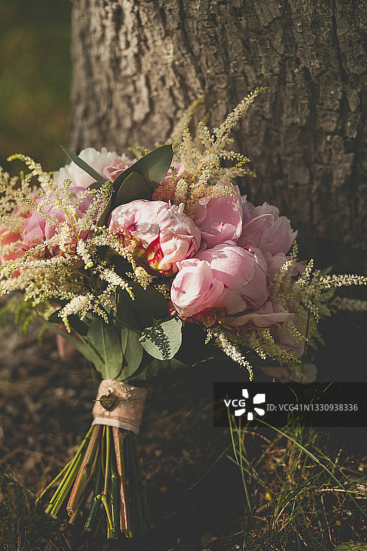 新娘婚礼捧花：绿草地上的缎带花束图片素材