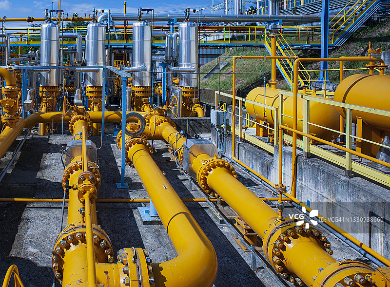 水力发电厂中的管道和水箱图片素材