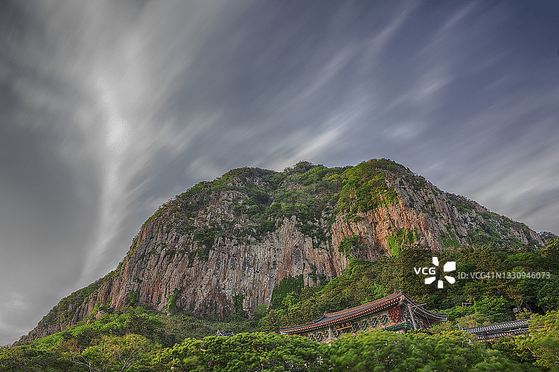 仰视角度拍摄的济州岛山房山，韩国图片素材