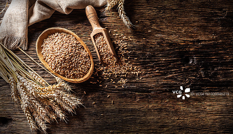 乡村木桌上的碗装小麦与麦穗 - 健康谷物食品图片素材