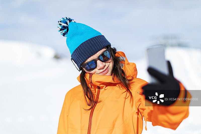 年轻女人在冬季山区自拍图片素材