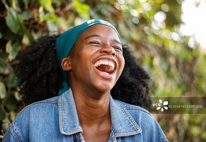 户外欢笑的非洲裔少女图片素材